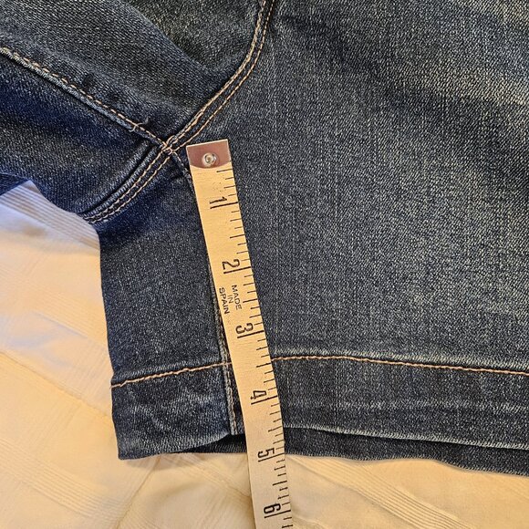 d. jeans Women's Distressed Wash Denim Jean Shorts - Size 6 - Picture 9 of 9